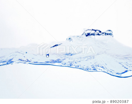 水　流れ　水面　 89020387