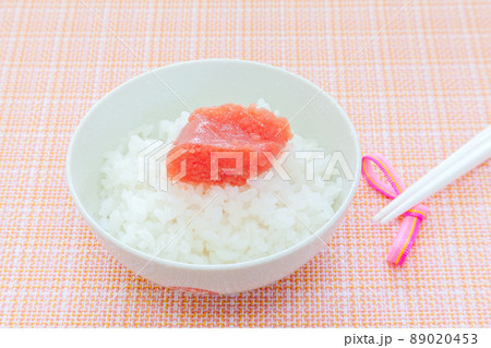 白いご飯に乗せた生のタラコ 白いご飯に乗せた生のタラコ 89020453