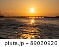 夕焼けの波打ち際 89020926