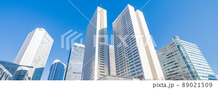 「東京都」新宿新都心のビル群を見上げる 89021509