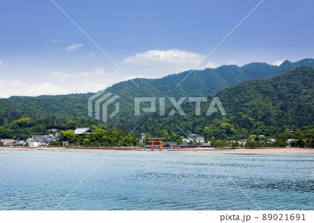 広島県宮島の厳島神社 89021691