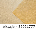 重なるゴールドラメの紙 89021777