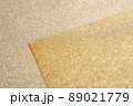 重なるゴールドラメの紙 89021779