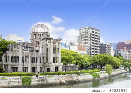 広島原爆ドームと元安川 89021955
