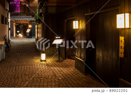 「東京都」新宿区・神楽坂路地裏の夜景 89022201