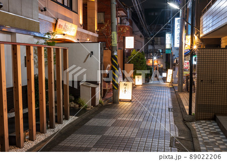 「東京都」新宿区・神楽坂路地裏の夜景 89022206