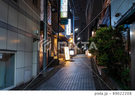「東京都」新宿区・神楽坂路地裏の夜景 89022208