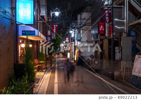 「東京都」新宿区・神楽坂路地裏の夜景 89022213