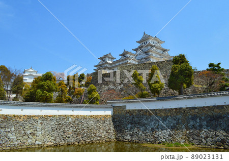 三国堀から眺める世界遺産姫路城の天守閣 三国堀から眺める世界遺産姫路城の天守閣 89023131