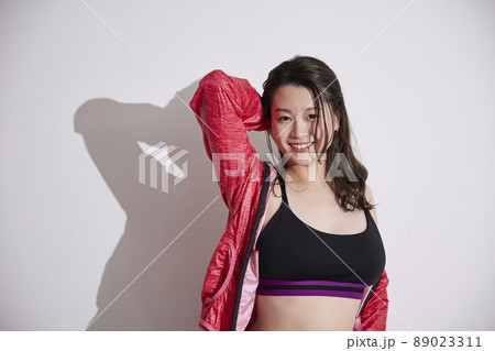 スポーツウェアの女性 89023311