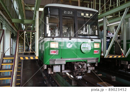 車両基地に停車する神戸市営地下鉄2000形 89023452