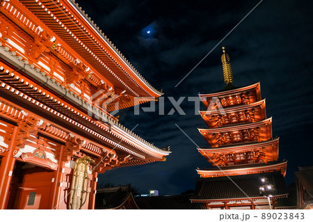 東京都 夜の浅草寺 五重塔と宝蔵門 東京都 夜の浅草寺 五重塔と宝蔵門 89023843