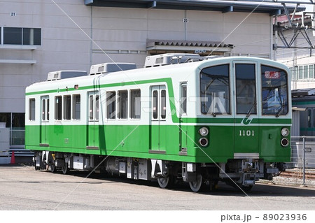 車両基地に停車する神戸市営地下鉄1000形 89023936