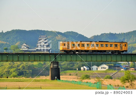 大洲城 天守閣・台所櫓と予讃線の肱川橋梁 大洲城 天守閣・台所櫓と予讃線の肱川橋梁 89024003