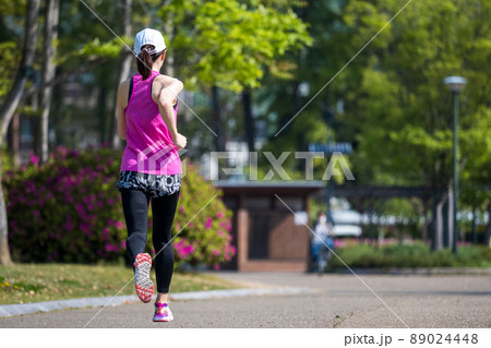 ジョギングする女性 89024448