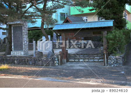 鹿児島県　屋久島　如竹通りに面した如竹廊の門と如竹翁伝石碑 89024610