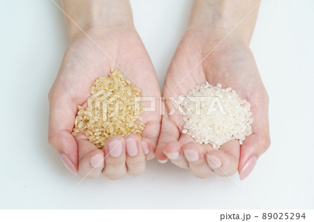 白米と玄米を持つ手元 白米と玄米を持つ手元 89025294