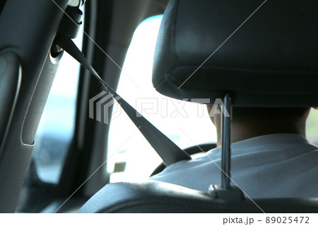 左ハンドルの車の運転席（韓国） 89025472