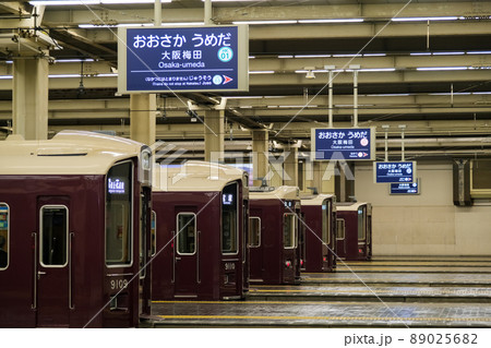 大阪市 阪急電鉄、大阪梅田駅のホーム 89025682