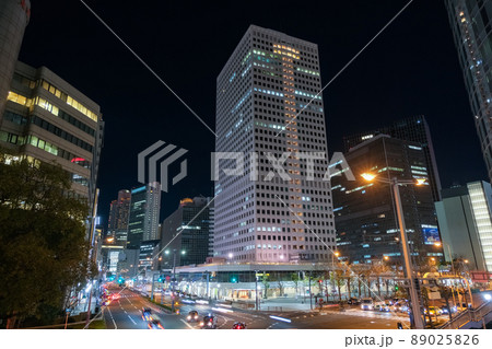 大阪市 夜の梅田 梅田新道交差点 89025826
