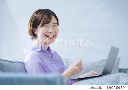 女性　ネットショッピング　 89026959