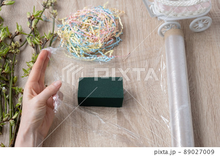 Instruction, step by step. Step 2 of 7. Stylish DIY home decoration. We place a damp floral sponge in the film Instruction, step by step. Step 2 of 7. Stylish DIY home decoration. We place a damp floral sponge in the film 89027009