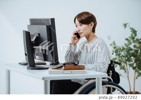 女性　障碍者雇用　車いす 89027202