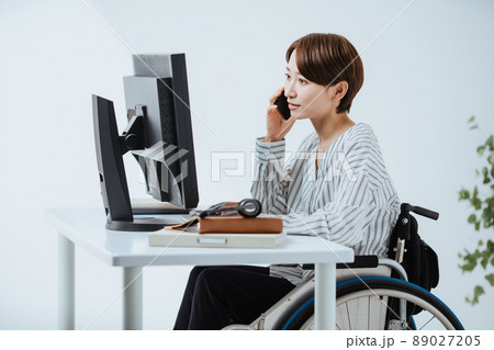 女性　障碍者雇用　車いす 89027205