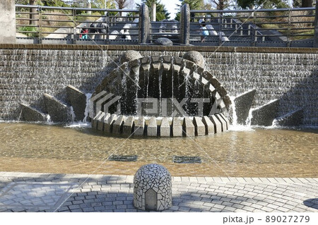 横浜市中区山下町 山下公園（やましたこうえん）石の広場　水の階段 89027279