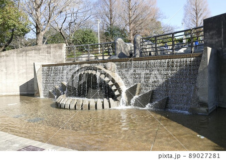 横浜市中区山下町 山下公園(やましたこうえん)石の広場 水の階段 横浜市中区山下町 山下公園(やましたこうえん)石の広場 水の階段 89027281