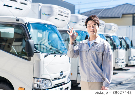 トラックの前でOKマークする作業員 89027442