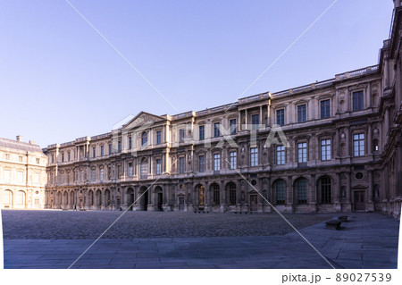 Ancient courtyard of the Louvre in Paris 89027539