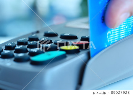 Buyer hand pays at the terminal with a credit card 89027928