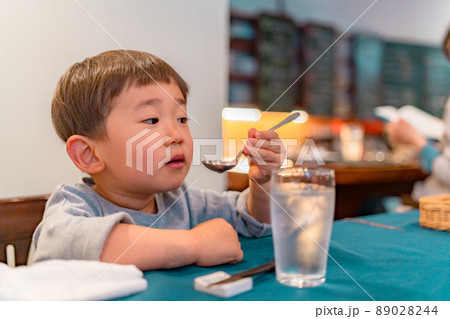 男の子 子供 ひとり ポートレート 男の子 子供 ひとり ポートレート 89028244