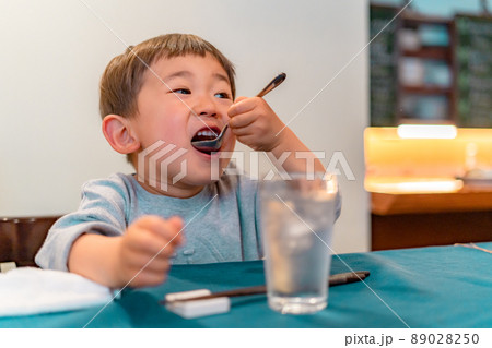 男の子 子供 ひとり ポートレート 男の子 子供 ひとり ポートレート 89028250