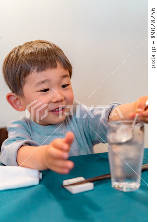 男の子　子供　ひとり　ポートレート 89028256