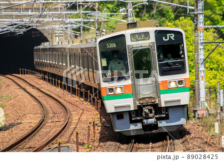 中央線　古虎渓駅付近を走るJR東海211系電車 89028425