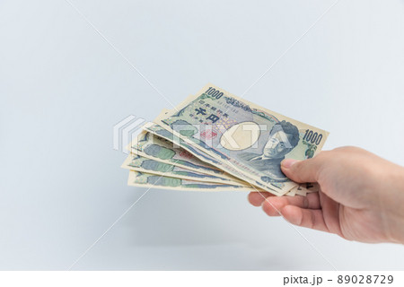 千円札を渡す人 右手 千円札を渡す人 右手 89028729