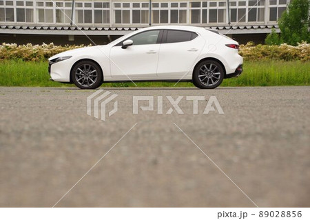自動車イメージ　マツダ3のサイドビュー　コピースペース有り 89028856