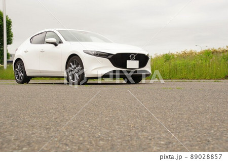 自動車イメージ マツダ3のフロント のローアングル 自動車イメージ マツダ3のフロント のローアングル 89028857