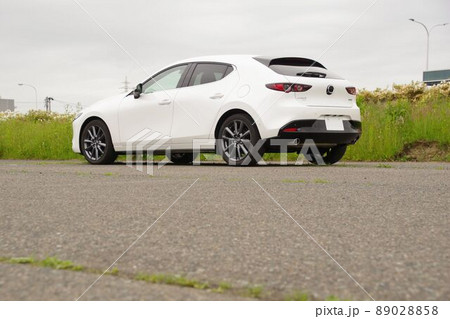 自動車イメージ　マツダ3のリア　ローアングル 89028858