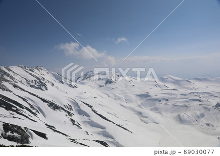 〔富山県・4月〕残雪期　別山（立山三山）から眺める、広大な雪景色（左：雄山）　立山黒部アルペンルート 89030077