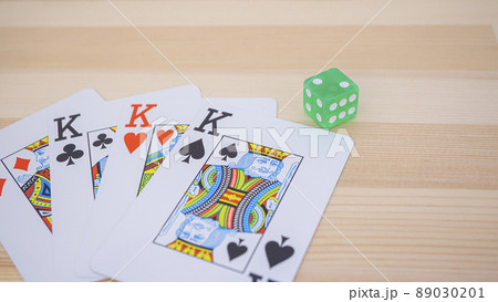 トランプカードとカラフルなサイコロ_19 89030201