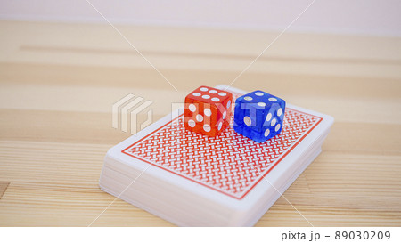 トランプカードとカラフルなサイコロ_27 トランプカードとカラフルなサイコロ_27 89030209