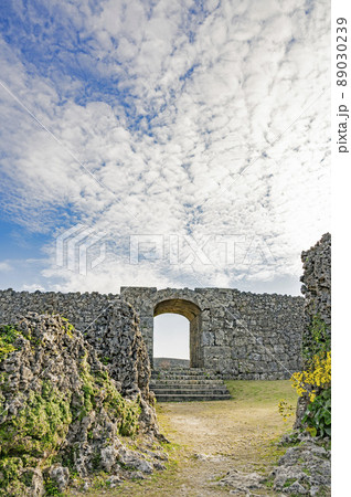 沖縄　中城城跡のアーチ門 89030239