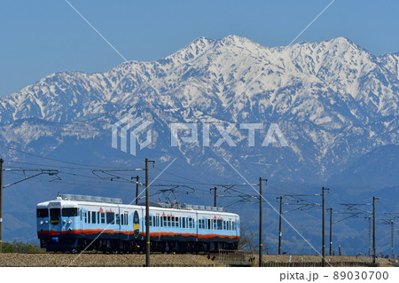 残雪の立山連峰と観光列車「一万三千尺物語」 残雪の立山連峰と観光列車「一万三千尺物語」 89030700