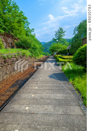 わたらせ渓谷鉄道 間藤駅ホーム 初夏の風景 わたらせ渓谷鉄道 間藤駅ホーム 初夏の風景 89030783