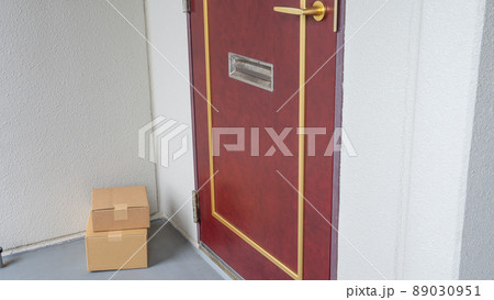 置き配イメージ｜玄関前に置かれた荷物 89030951