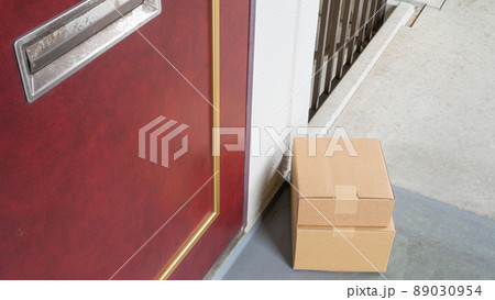 置き配イメージ｜玄関前に置かれた荷物 89030954
