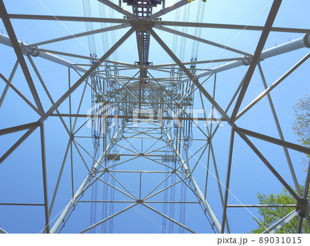 新緑と送電線鉄塔 新緑と送電線鉄塔 89031015